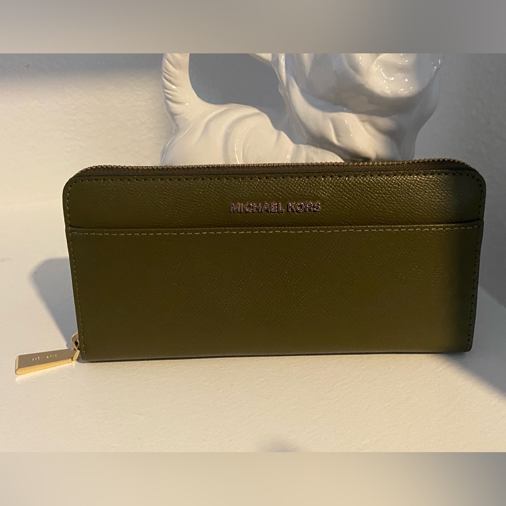 Michael Kors Jet Set Large Slim Zip Around Continental Wallet